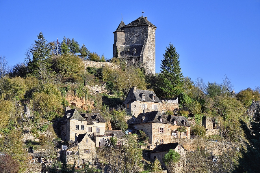 Village de Muret-le-Château en Aveyron le point de départ une randonnée familiale.