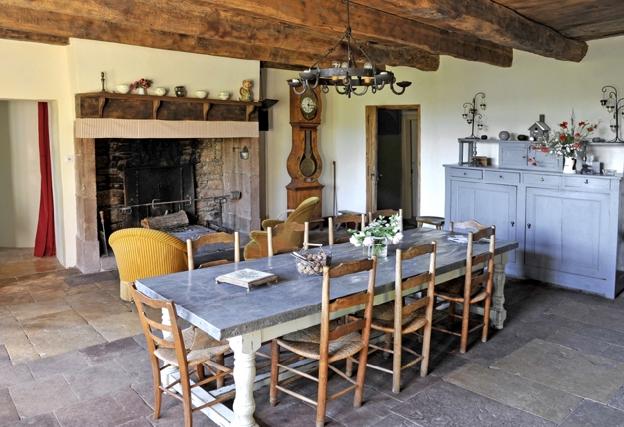 La salle à manger avec cheminée  (bois à disposition)