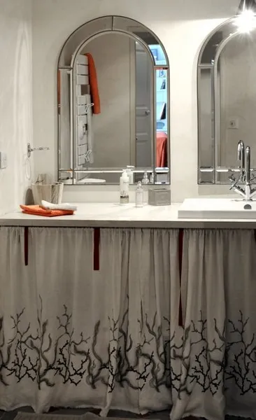 La salle de bain avec baignoire