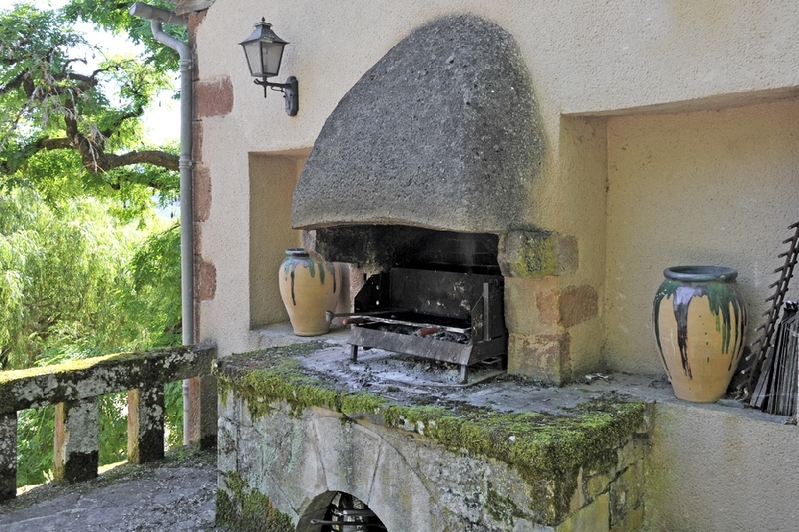Le barbecue équipé d'une cuisine d'été
