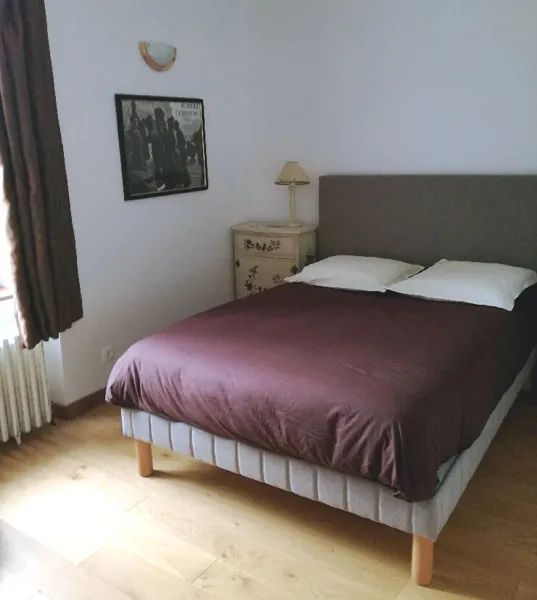 Gîte Lagarrique - Chambre 1, lit de qualié 140 jouxtant la douche italienne et lavabo.