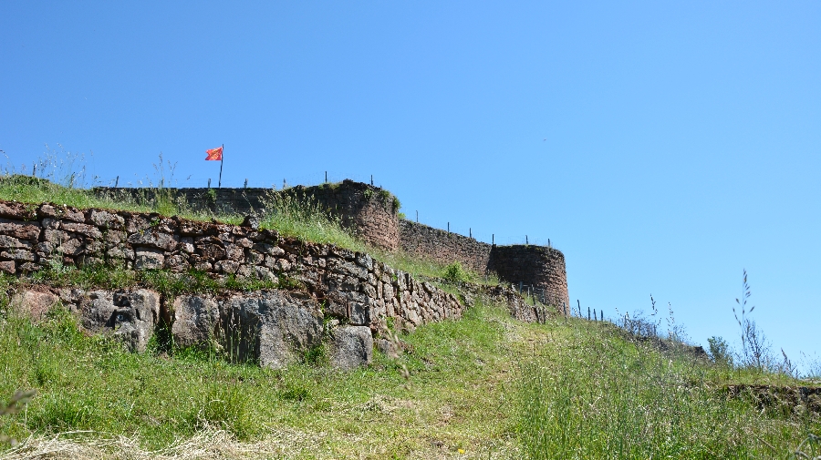 Les vestiges du château de Beaucaire près du village Nauviale