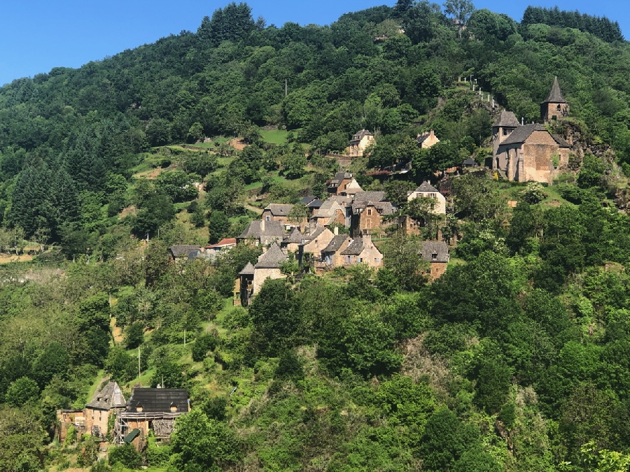 un parcours trail avec un point de vue unique sur le petit village de La Vinzelle qui surplombe la Vallée du Lot
