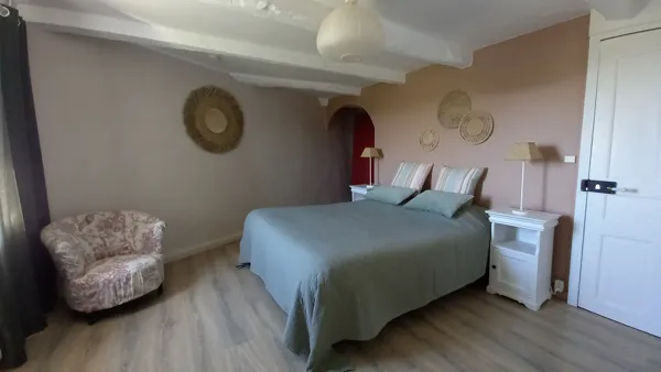 La chambre Rossignol est très lumineuse avec une belle vue sur les vallons du Rouergue. Elle bénéficie d'une salle de bains spacieuse avec WC séparé.