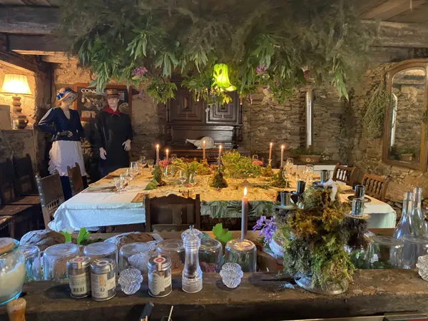 Dîner en table d’hôtes dans la grande salle à manger Le Cantou.