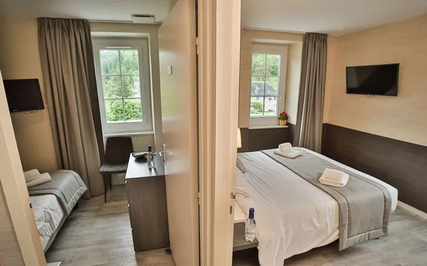 L'Hôtel des Bains - Salles la Source : Chambre triple confort