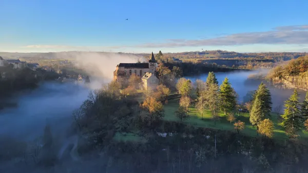 Eglise romane Saint Fauste au-dessus de la brume