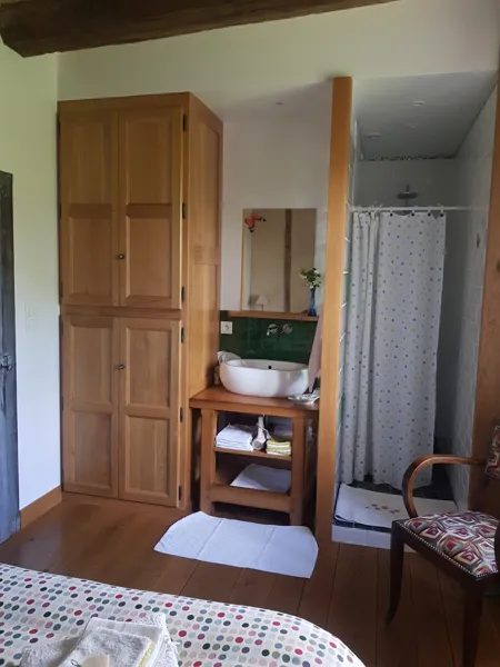 Chambre St-Jean, côté douche/lavabo, sortie sur le salon
