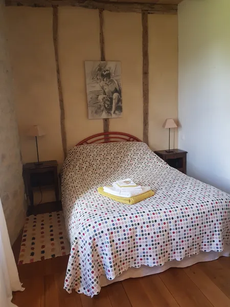Chambre St-Jean donnant sur le jardin et la chapelle