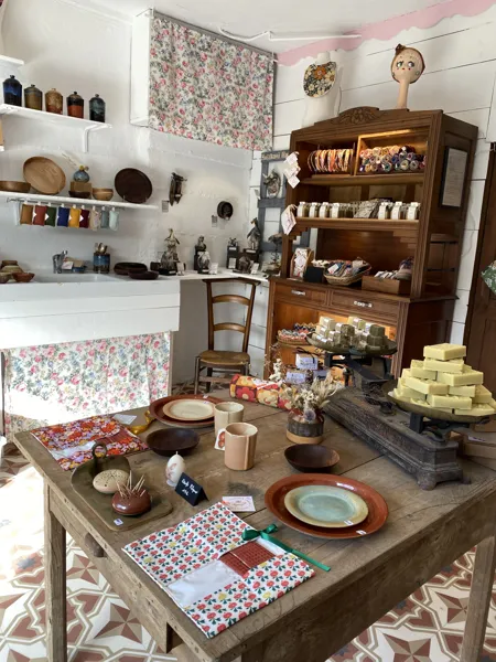 Intérieur boutique d'artisans, Les Curieuses Conques