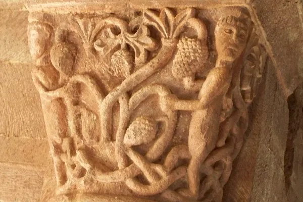 Chapiteau sculpté dans Eglise de St Pierre de Bessuéjouls