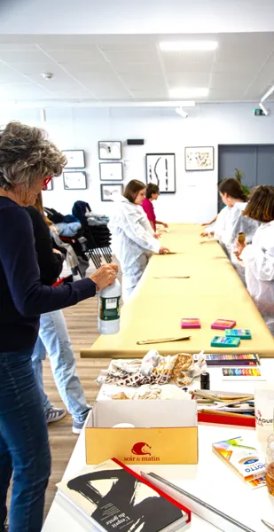 Atelier initiation calligraphique auprès d'enfants