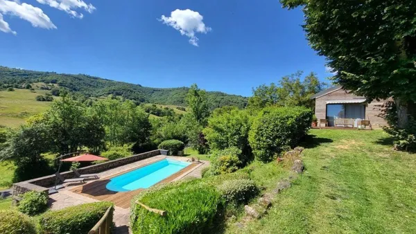 La piscine et la vallée