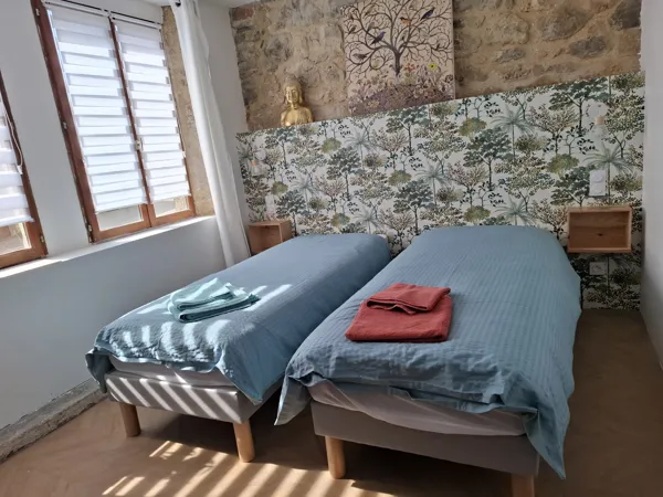 La grande chambre (version amis) avec deux lit en 80 x 200 cm, et un dressing
