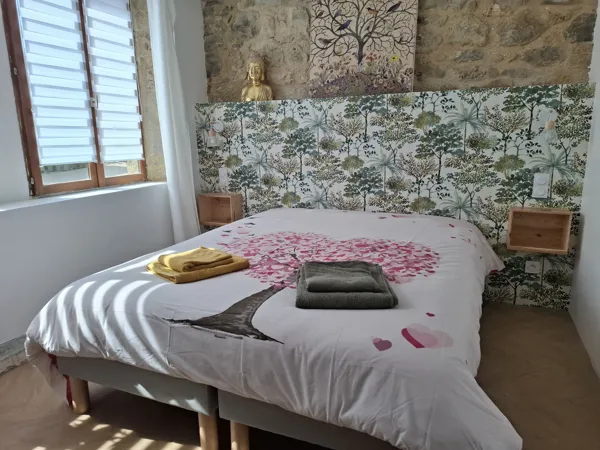 La grande chambre (version couple) avec un lit 160 x 200 cm, et un dressing