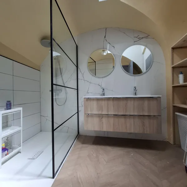 La salle de bain : grande douche à l'italienne, meuble deux vasques, sèche cheveux, étendoir à linge, fer à repasser.