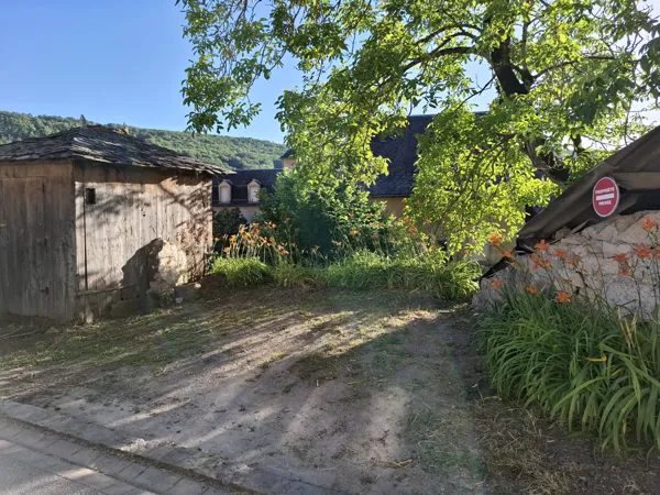 Le parking pour deux voitures, situé à 50 mètres de la maison