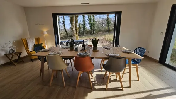 Vue sur la salle à manger ouverte sur l'extérieur