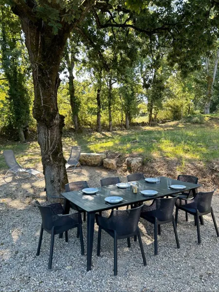 Vue sur la table de jardin